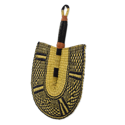 Abanico de rafia con detalles en piel - Abanico de rafia con acento de cuero hecho a mano de Ghana