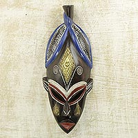 Afrikanische Holzmaske, „Stunning Ahoufe“ – Afrikanische Maske aus Sese-Holz und Messing in Schwarz aus Ghana