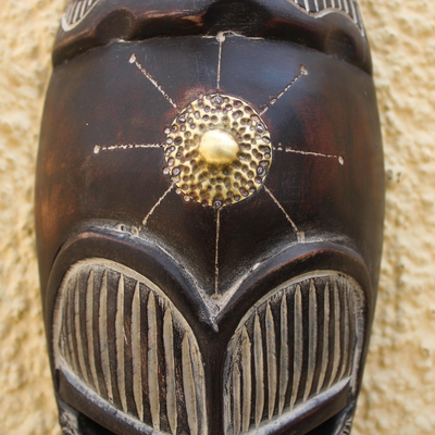 Afrikanische Holzmaske - Afrikanische Sese-Holz-Wandmaske aus Aluminium und Messing aus Ghana