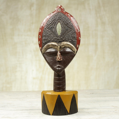 Afrikanische Holzskulptur - Ghanaische Sese-Holzmaskenskulptur mit Aluminiumbeschichtung