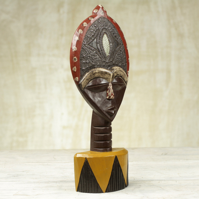 Afrikanische Holzskulptur - Ghanaische Sese-Holzmaskenskulptur mit Aluminiumbeschichtung