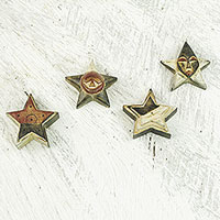 Adornos de madera, 'Nsruma Sofisticación' (juego de 4) - Cuatro adornos de estrella de madera Sese en negro, rojo y blanco