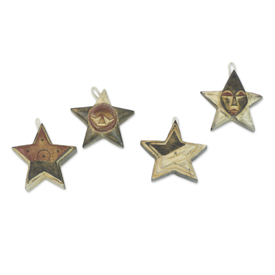 Adornos de madera, (juego de 4) - Cuatro adornos de estrella de madera Sese en negro, rojo y blanco.
