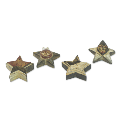 Adornos de madera, (juego de 4) - Cuatro adornos de estrella de madera Sese en negro, rojo y blanco.