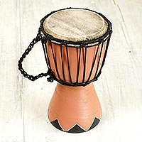 Mini-Djembe-Trommel aus Holz, „Gather in Peace“ – handwerklich gefertigte westafrikanische Mini-Djembe-Trommel in Braun