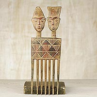 Escultura de pared de madera, 'Twin Comb' - Escultura de arte de pared de madera tallada a mano de Ghana