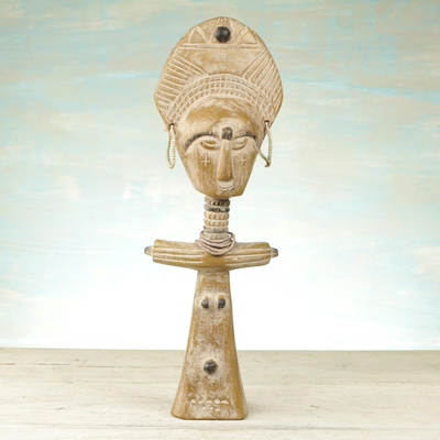 Fruchtbarkeitspuppe aus Holz, 'Perlen-Aschanti'. - Handgefertigte Glasperlen-Fruchtbarkeitspuppe aus Sese Holz aus Ghana