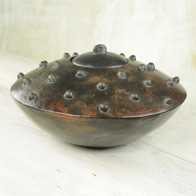 Vaso decorativo de cerámica, 'Platillo de puntos - Vasija artística de cerámica decorativa de Ghana cocida con madera