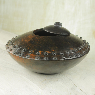 Keramisches Ziergefäß, 'Ayeyi Untertasse' - Holzgebranntes ghanaisches dekoratives Keramik-Gefäß