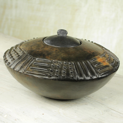 Keramisches Ziergefäß, 'Adipa Untertasse' - Holzgebranntes, dekoratives, künstlerisches Keramikgefäß