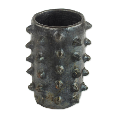 Jarrón decorativo de cerámica 'Cilindro puntiagudo'. - Jarrón de cerámica decorativo hecho a mano en Ghana