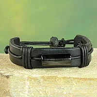 Herrenarmband aus Leder und Horn, „Bound Strength in Black“ – Herrenarmband aus Horn und schwarzem Leder