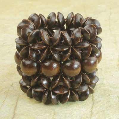 Stretch-Armband aus Holzperlen, 'Giving Aseda in Dark Brown' - Ghanaisches dunkelbraunes Perlen-Armband aus Sese-Holz