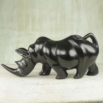 Mahagoni-Skulptur, 'Hardy Rhinoceros' - Handgefertigte Mahagoniholz ​​Nashorn-Skulptur aus Ghana