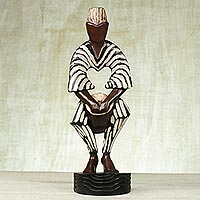 Escultura en madera, 'Tambor de bienvenida' - Sese Wood Sculpture of Drummer from Ghana