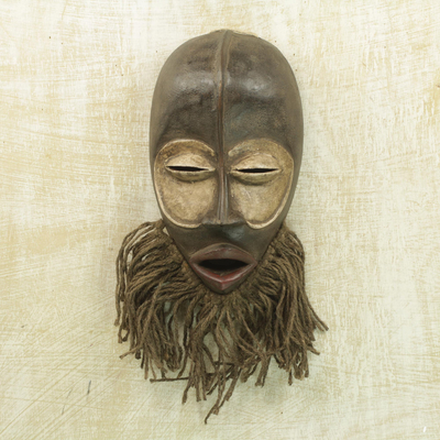 Afrikanische Holzmaske, 'Heiliger Dan' - Handgeschnitzte westafrikanische Wandmaske aus Sese Holz und Jute