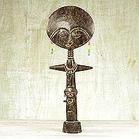 Muñeca de fertilidad de madera, 'Akosua with Child' - Muñeca de fertilidad con cuentas de madera y vidrio reciclado de Ghana