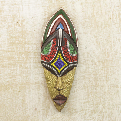 Máscara africana de madera con cuentas - Máscara africana de madera, vidrio reciclado y latón de Ghana