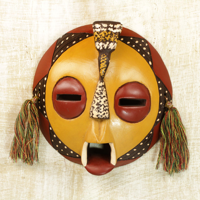 Afrikanische Holzmaske - Handgefertigte Wandmaske aus gelbem Sese-Holz aus Ghana