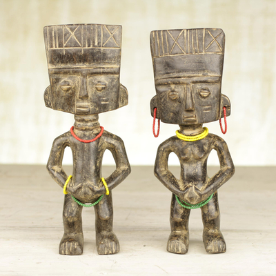 Estatuillas de madera, (par) - Par de estatuillas de madera y vidrio reciclado de Ghana