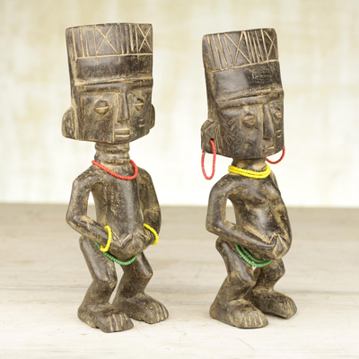 Holzstatuetten, (Paar) - Paar Statuetten aus Holz und recyceltem Glas aus Ghana
