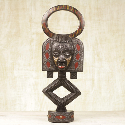 Afrikanische Holzmaske – Afrikanische Maske aus Sese-Holz und Aluminium auf Ständer aus Ghana
