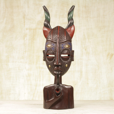 Afrikanische Holzmaske - Afrikanische Sese-Holz-Hörnermaske auf Ständer aus Ghana