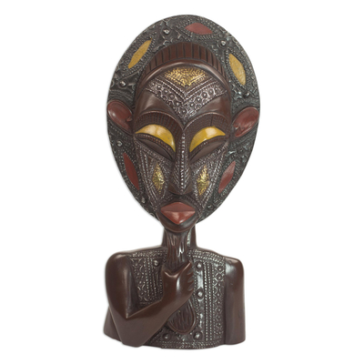 Afrikanische Maskenskulptur aus Holz und Metall - Afrikanische Maske aus Holz und Metall eines nachdenklichen bärtigen Mannes