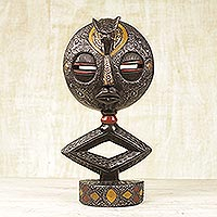 Máscara de madera africana, 'Naab Poak Royalty' - Máscara de madera africana hecha a mano en un soporte de Ghana