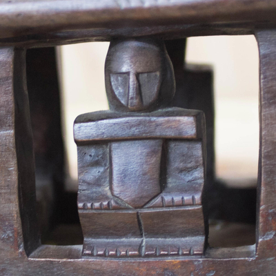 Dekorativer Akzent aus Holz, 'Dogon-Thron' - Handgefertigter Sese-Holz-Hochzeitshocker aus Ghana