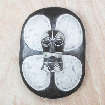 Máscara de madera africana, 'Escudo monocromo' - Máscara de escudo Guro de madera de Sese tallada a mano en blanco y negro