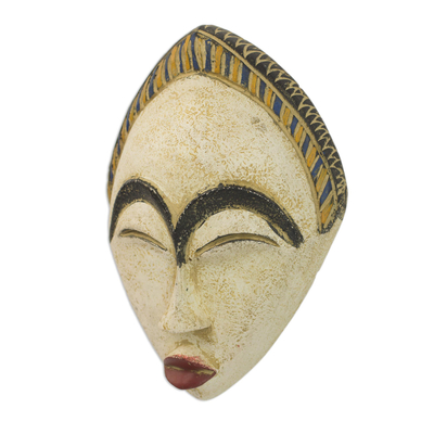 Afrikanische Holzmaske - Handgeschnitzte weiße Adesewa-Schönheitsmaske aus Sese-Holz