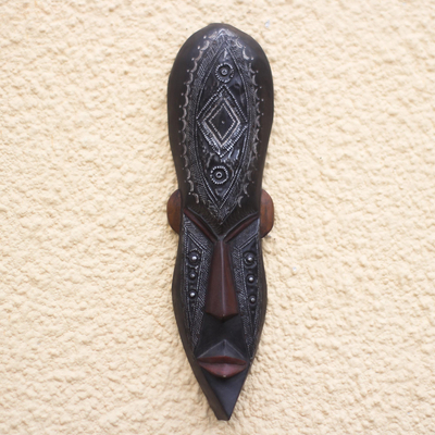 Afrikanische Holzmaske, 'Dan-Verzierung' - Handgeschnitzte, mit afrikanischem Holz verzierte Dan-Maske aus Ghana