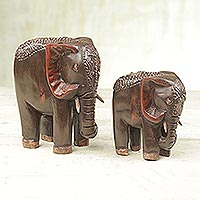 Holzstatuetten, „Royal Duo“ (Paar) – Zwei braune Elefantenstatuetten aus Sese-Holz aus Ghana