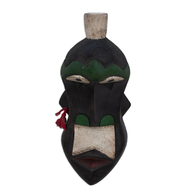 Afrikanische Holzmaske - Handgeschnitzte weiße Schnurrbart-Kriegermaske aus Sese-Holz aus Ghana