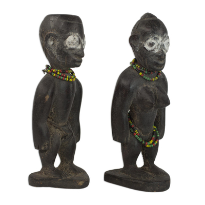 Esculturas de madera, (pareja) - Dos esculturas de madera de Sese y vidrio reciclado de Ghana