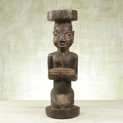 Holzskulptur - Handgefertigte Sese-Holzskulptur eines Yoruba-Mannes aus Ghana