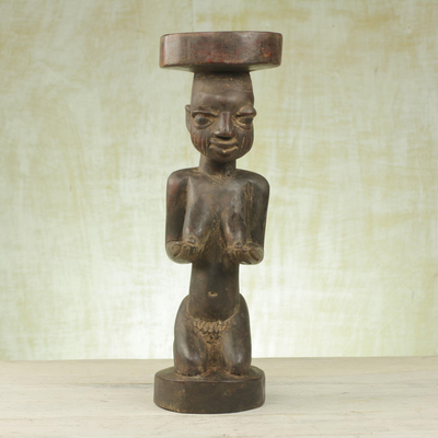Holzskulptur - Handgefertigte Sese-Holzskulptur einer Yoruba-Frau aus Ghana