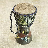 Tambor djembe de madera, 'Pebble Triangles' - Tambor Djembe de madera Sese colorido hecho a mano de Ghana