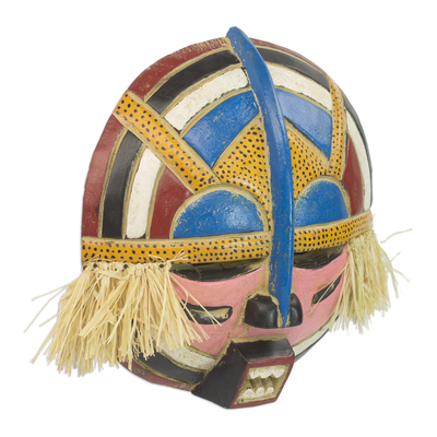 Afrikanische Holzmaske, 'Adenike' – handgeschnitzte runde Adenike-Maske aus Gummibaumholz mit Bast