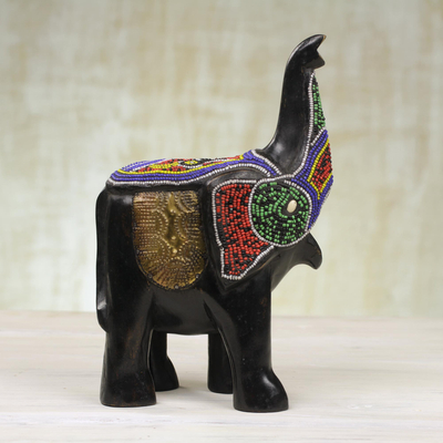 Escultura de madera con cuentas de vidrio - Escultura de elefante de madera con cuentas de vidrio reciclado de Ghana