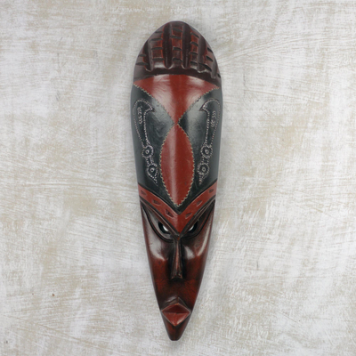 Afrikanische Holzmaske, 'Schwert der Stärke - Schwarze und dunkelrote afrikanische Wandmaske aus Ghana