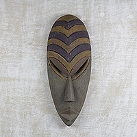 Máscara de madera africana, 'Bienvenido amigo' - Máscara ghanesa texturizada tallada a mano en madera