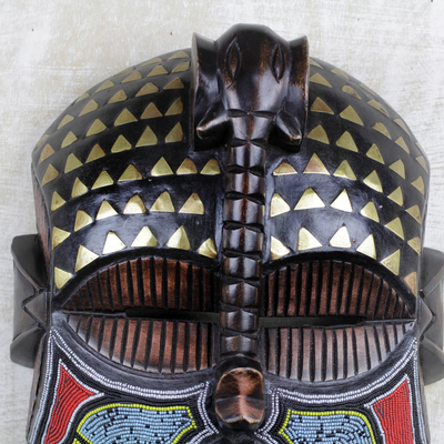 Afrikanische Holzmaske mit Perlen, „Akyiglinyi“ – Holzmaske mit Elefantenmotiv, Messing und Glasperlen