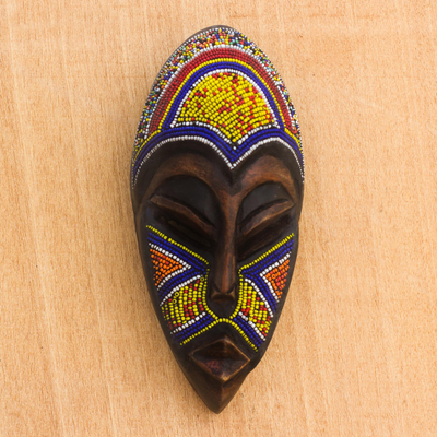 Afrikanische Perlenmaske aus Holz, „Domeabra“ – Bunte afrikanische Maske mit recycelten Glasperlen