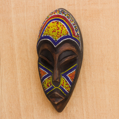 Afrikanische Perlenmaske aus Holz, „Domeabra“ – Bunte afrikanische Maske mit recycelten Glasperlen