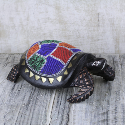 Escultura de madera con cuentas - Escultura colorida de tortuga con cuentas hecha a mano en Ghana