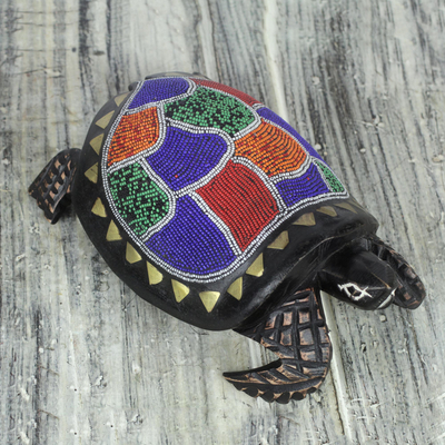 Escultura de madera con cuentas - Escultura colorida de tortuga con cuentas hecha a mano en Ghana