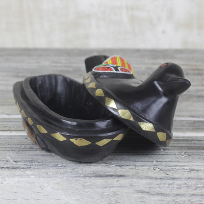 Dekorative Box aus Holz, Messing und recycelten Glasperlen - Handgefertigte dekorative Enten-Andenkenbox aus Holz aus Ghana
