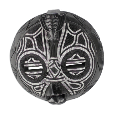 Máscara africana de madera con cuentas - Mascarilla artesanal en blanco y negro con cuentas a mano
